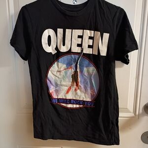 2/$10 Queen Black Graphic T-Shirt Size XS